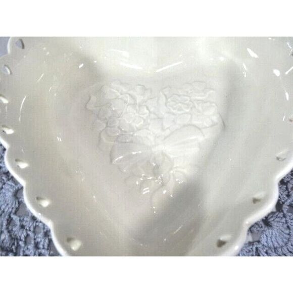 Longaberger Sweetest Heart Serving Bowl Ivory White 2005 8 x 8 Heart Lace Edge - Picture 3 of 6